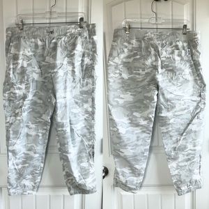 Calvin Klein performance camo capris size large